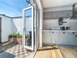 Tostadora, utensilios de cocina y comedor 