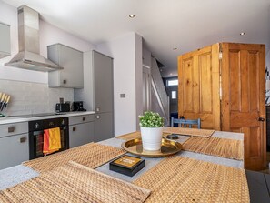 Tostadora, utensilios de cocina y comedor 