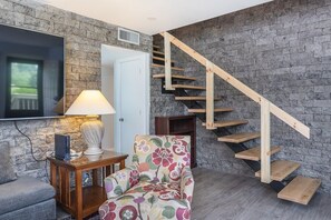 Televisie, een open haard en een dvd-speler