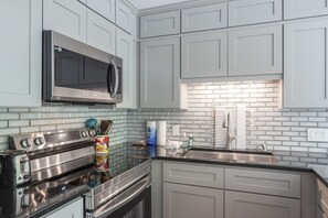 Refrigerador, microondas, horno y parrilla de estufa 