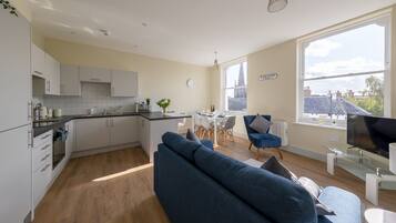 Apartemen Kota | Area keluarga | TV layar datar