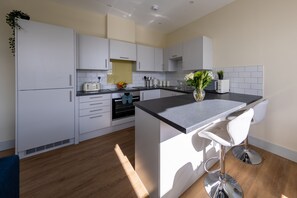 City Apartment | Private kitchen | Full-size fridge, microwave, oven, stovetop - Apartment 5 Isabella House Hereford (Hereford)
