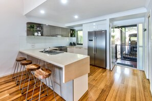 Fridge, oven, stovetop, dishwasher - Shorelines 6 on Hamilton Island  (Hamilton Island)