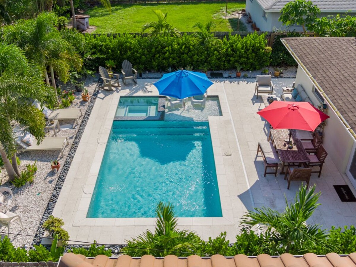 Naples Park Pool & Spa Home 1 Mile to Beach and Tropical Oasis Fenced Yard.