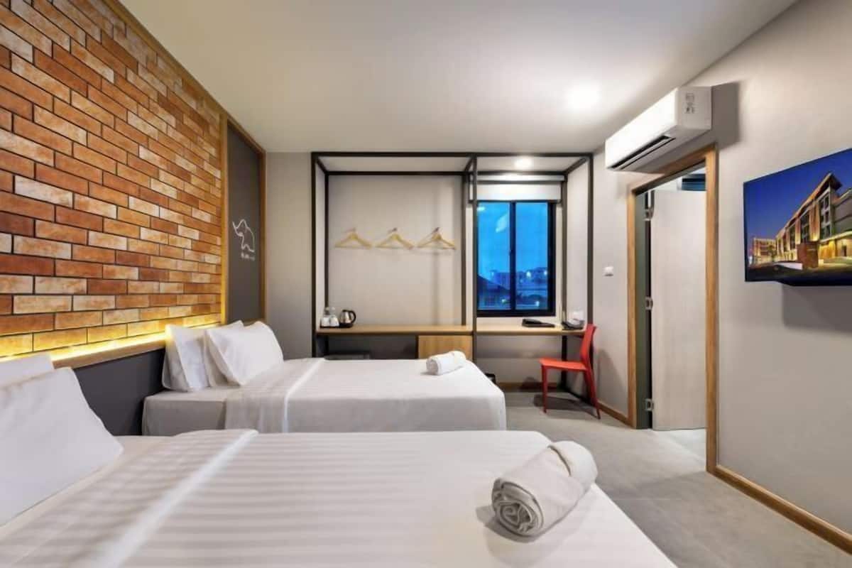 Hypo-allergenic bedding, desk, free WiFi, bed sheets