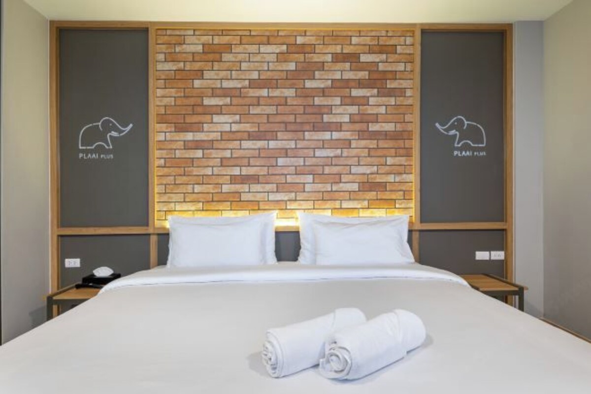 Hypo-allergenic bedding, desk, free WiFi, bed sheets
