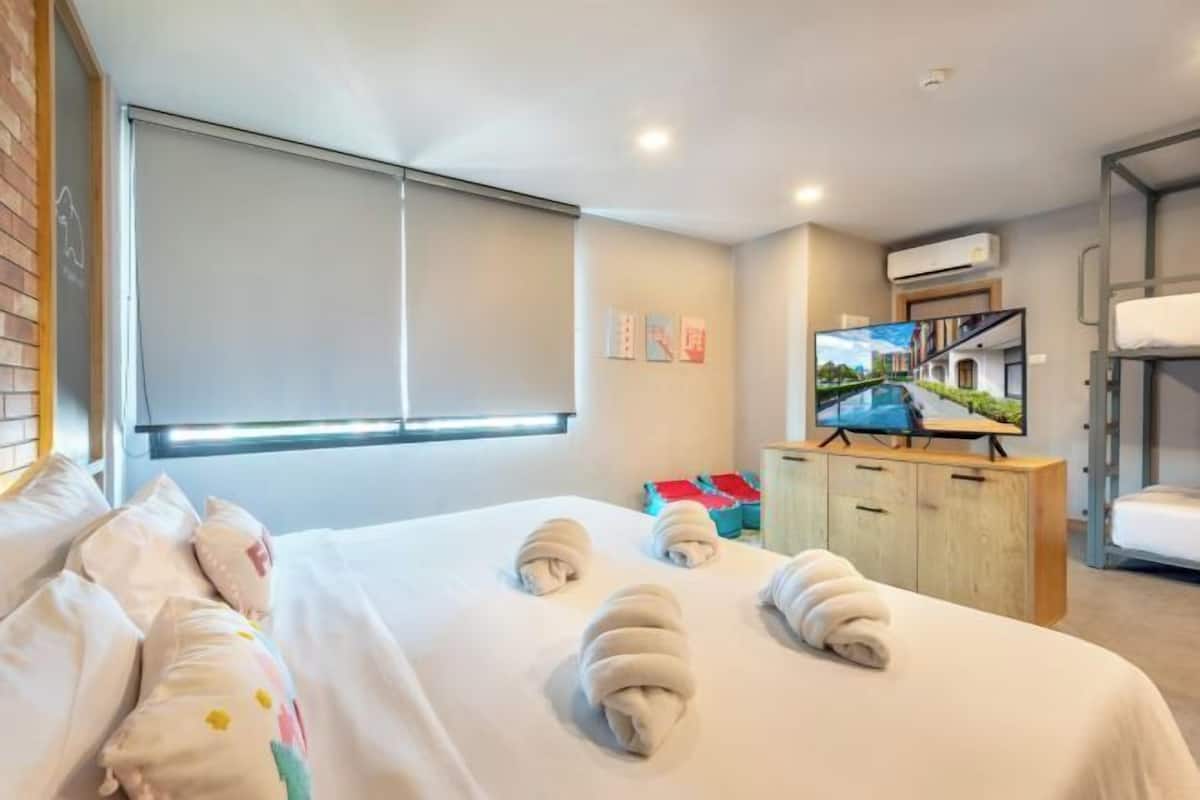 Hypo-allergenic bedding, desk, free WiFi, bed sheets