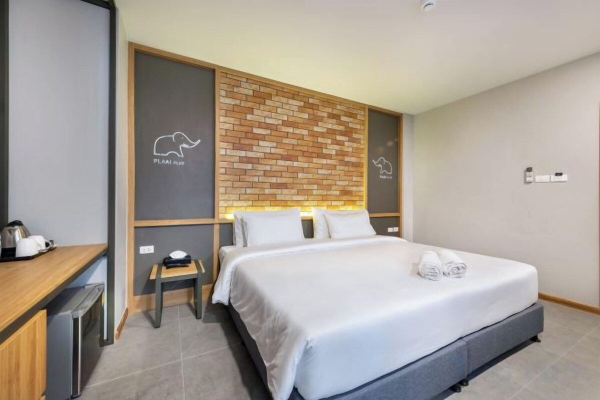Hypo-allergenic bedding, desk, free WiFi, bed sheets