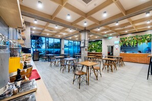 S'hi serveixen esmorzars 