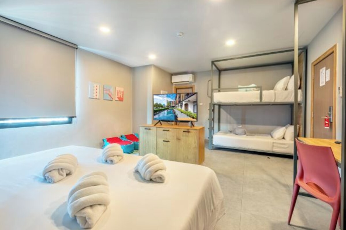 Hypo-allergenic bedding, desk, free WiFi, bed sheets