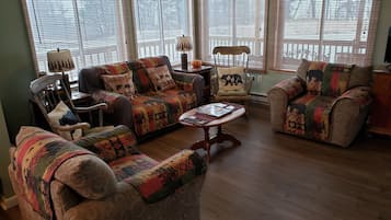 House (Mountain Top Retreat) | Living room | Flat-screen TV, fireplace