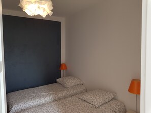 5 bedrooms, iron/ironing board, WiFi, bed sheets