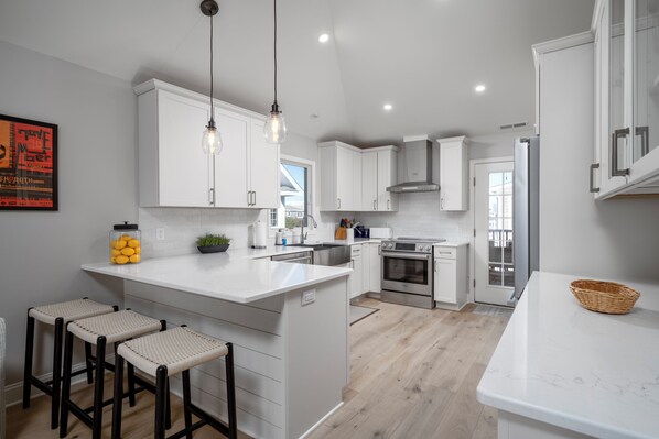 Réfrigérateur, four à micro-ondes, un four, surface de cuisson