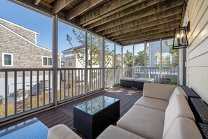 TV, peis, DVD-spiller og bøker