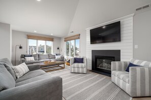 TV, peis, DVD-spiller og bøker