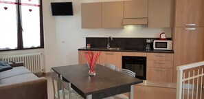 Kühlschrank, Mikrowelle, Ofen, Geschirrspüler