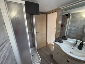 Douche, serviettes fournies
