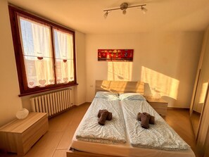 2 bedrooms, iron/ironing board, free WiFi, bed sheets