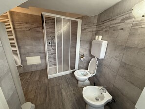 Douche, serviettes fournies