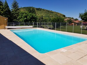 Una piscina al aire libre, una piscina climatizada