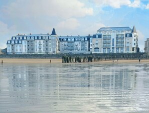 Beach nearby - L'Echo des Vagues - One Bedroom Apartment, Sleeps 3 (Saint-Malo)