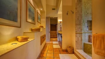 Deluxe House | Bathroom | Shower, hair dryer, towels