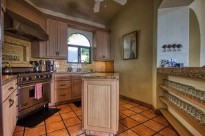 Casa luxo | Cozinha privada | Geladeira grande, micro-ondas, fogão, torradeira