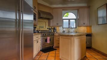 Deluxe House | Private kitchen | Full-sized fridge, microwave, oven, toaster