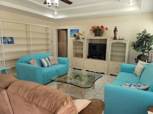 Affordable Family Getaway Palm Breeze Vacation Home