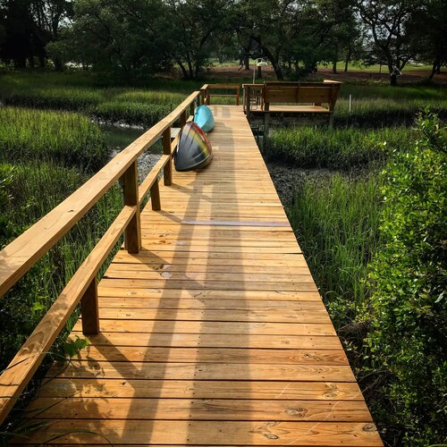 Waterfront house. Pier, kayak, fishing, privacy, nature. Near beaches, boating.