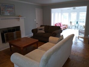 Smart TV, fireplace, DVD player, books - Waterfront home. Pier, kayaks, bicycles, privacy. Near beaches, city activities. (Wilmington)