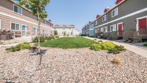 Fileiras de casas urbanas com uma área verde central e um caminho de pedra.