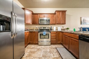 Een koelkast, een magnetron, een oven, een kookplaat