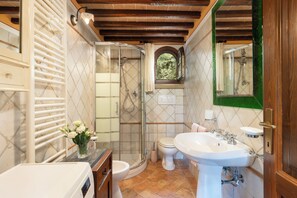 House | Bathroom | Shower, hair dryer, bidet, towels - Villa Riparbella (Riparbella)