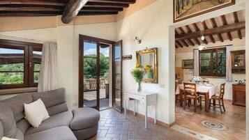 Casa | Area soggiorno | TV 21 pollici con canali satellitari, lettore DVD