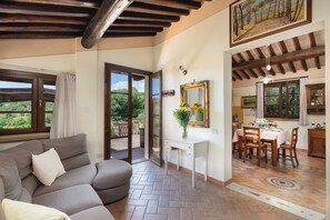 House | Living area | 21-inch TV with satellite channels, DVD player - Villa Riparbella (Riparbella)