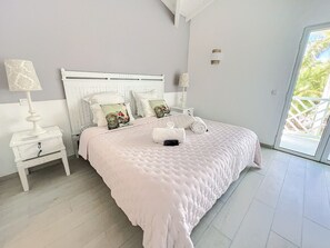 3 bedrooms, desk, iron/ironing board, travel crib - Princess Anouk, plage, piscine, Wifi ultra rapide (Orient Bay)