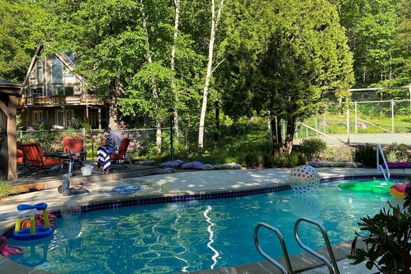 Una piscina al aire libre