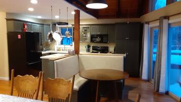 冰箱、微波炉、烤箱、炉灶