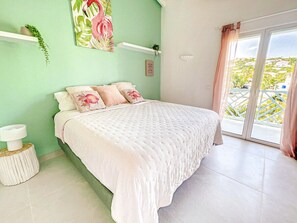 2 室のベッドルーム、デスク、アイロン / アイロン台、旅行用ベビーベッド