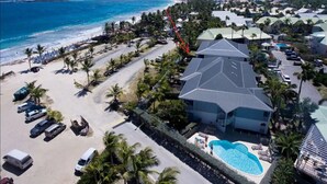 Un resort con piscina, playa y vista al océano.