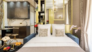 A modern hotel room with a bed, a kitchenette, and a bathroom. - Merveil - Luxury Suite - Tour Eiffel - Laos (Paris)