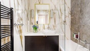 Badewanne, Haartrockner, Handtücher