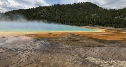 Yellowstone Retreat Rentals UA: two blocks from Yellowstone!