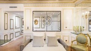 3 soverom, skrivebord, strykejern/-brett og reiseseng for barn