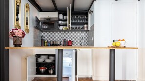 Réfrigérateur, four à micro-ondes, un four, surface de cuisson