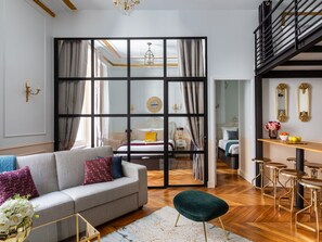3 chambres, bureau, fer et planche à repasser, lit de bébé portatif