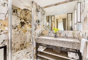 Baignoire, sĂšche-cheveux, serviettes fournies