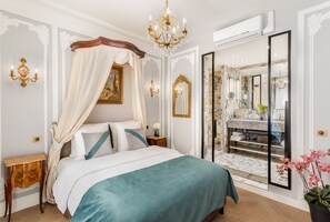 5 slaapkamers, een bureau, een strijkplank/strijkijzer, reisbedje