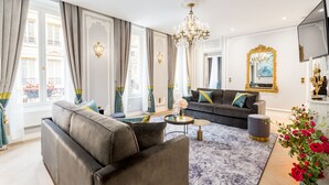 Unclassified image, 3 of 60, button - Merveil - Signature Suite - Louvre - Victoria (Paris)